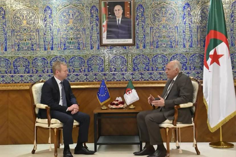 الوزير عطاف يستقبل الممثل الخاص للاتحاد الأوروبي المكلف بمسار السلام في الشرق الأوسط