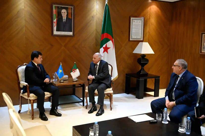 Ministro Attaf recibe al Viceministro de Asuntos Exteriores de Kazajistán